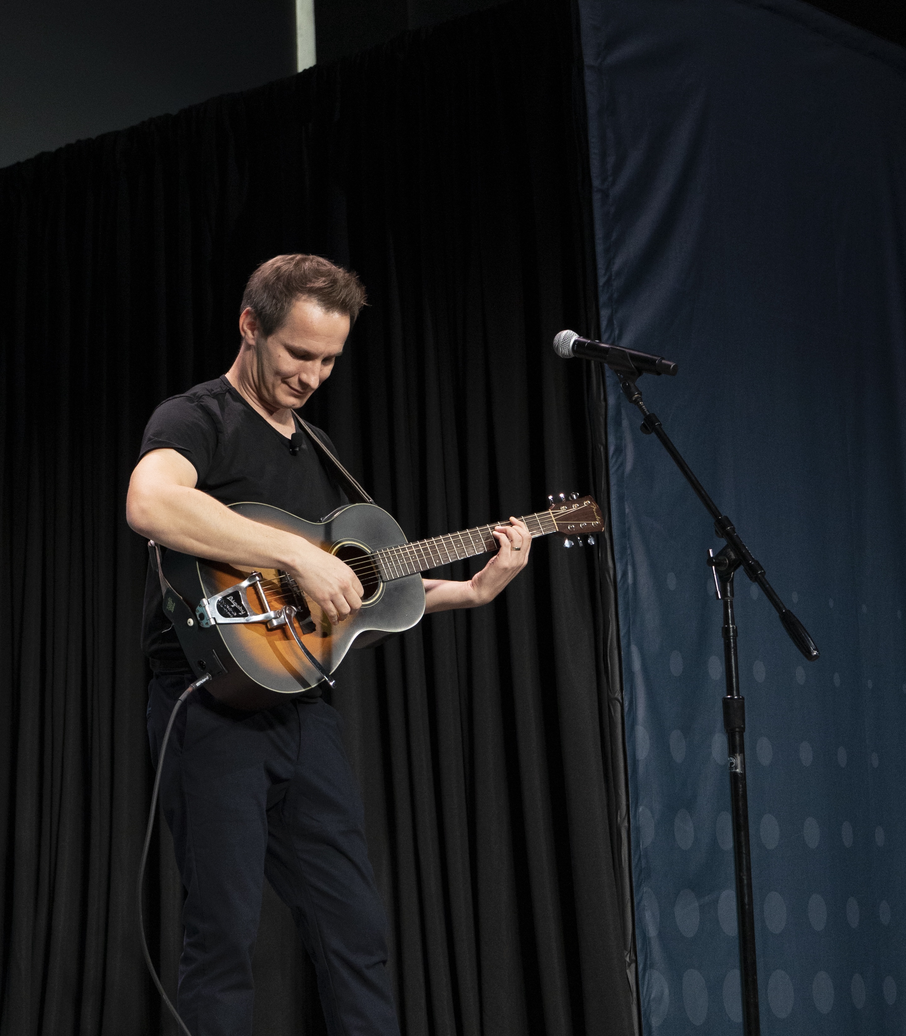 Pieter Deknudt playing the guitar